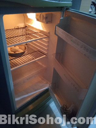 একটি স্যামসাং ব্র্যান্ডের ফ্রিজ বিক্রি করা হবে